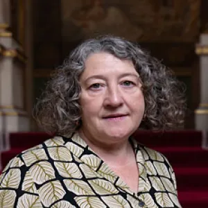 Head and shoulders photo of Ruth Davis.